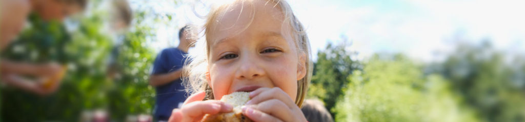 Enfant en train de manger de la nourriture saine, certifiée par le label Mieux Pour Tous