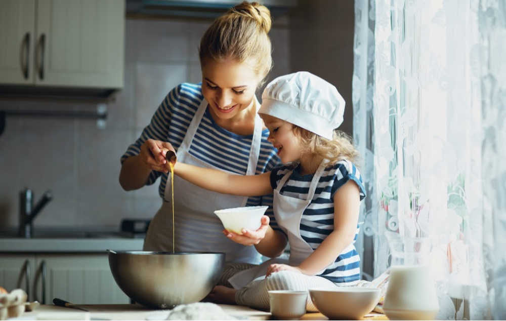 Famille en train de cuisiner avec des produits alimentaires sains, nutritifs et durables, certifiés par le label Mieux Pour Tous